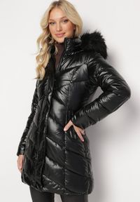 Born2be - Czarna Pikowana Kurtka przed Kolano z Kapturem i Futerkiem Salasa. Typ kołnierza: kaptur. Kolor: czarny. Materiał: futro. Długość: długie. Styl: elegancki #1