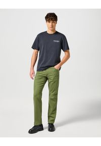 Wrangler - WRANGLER MĘSKIE SPODNIE MATERIAŁOWE TEXAS DUSTY OLIVE 112358215. Materiał: materiał