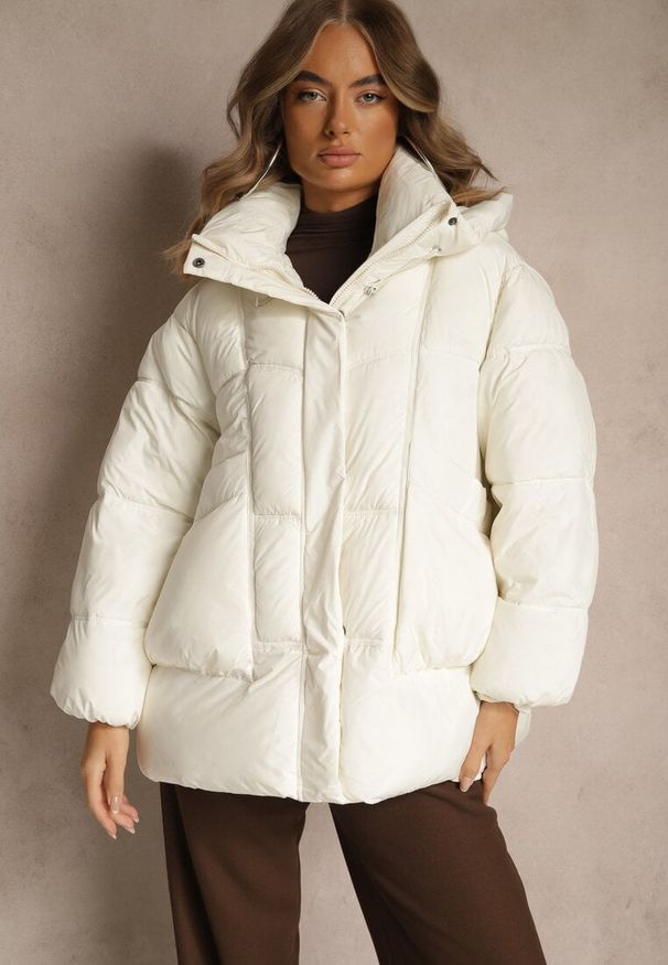 Renee - Biała Puchowa Kurtka Oversize z Pikowanymi Przeszyciami i Kapturem Galeana. Okazja: na co dzień. Kolor: biały. Materiał: puch. Sezon: zima. Styl: elegancki, casual