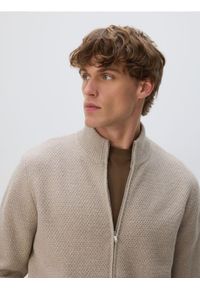 Reserved - Rozpinany sweter ze stójką - beżowy. Typ kołnierza: kołnierzyk stójkowy. Kolor: beżowy. Materiał: dzianina