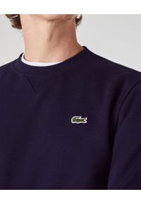 Lacoste - LACOSTE - Granatowa bluza z logo. Okazja: na spotkanie biznesowe, na co dzień, do pracy. Kolor: niebieski. Materiał: jeans, prążkowany, materiał. Długość rękawa: długi rękaw. Długość: długie. Styl: biznesowy, klasyczny, casual, elegancki #7