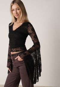 Born2be - Czarna Koronkowa Bluzka z Rozkloszowanymi Długimi Rękawami Ablea. Okazja: na co dzień, na imprezę. Kolor: czarny. Materiał: koronka. Długość rękawa: długi rękaw. Długość: długie. Styl: casual, elegancki #4