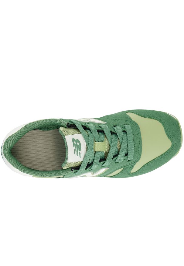 Buty dziecięce New Balance YC373VP2 – zielone. Okazja: na uczelnię. Kolor: zielony. Materiał: syntetyk, materiał, guma. Szerokość cholewki: normalna. Wzór: kolorowy. Model: New Balance 373