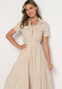 Born2be - Beżowa Taliowana Sukienka z Bawełny w Koszulowym Stylu z Imitacją Kieszeni Masefia. Okazja: na co dzień. Kolor: beżowy. Materiał: bawełna. Wzór: aplikacja. Typ sukienki: koszulowe. Styl: casual, elegancki, wizytowy #6
