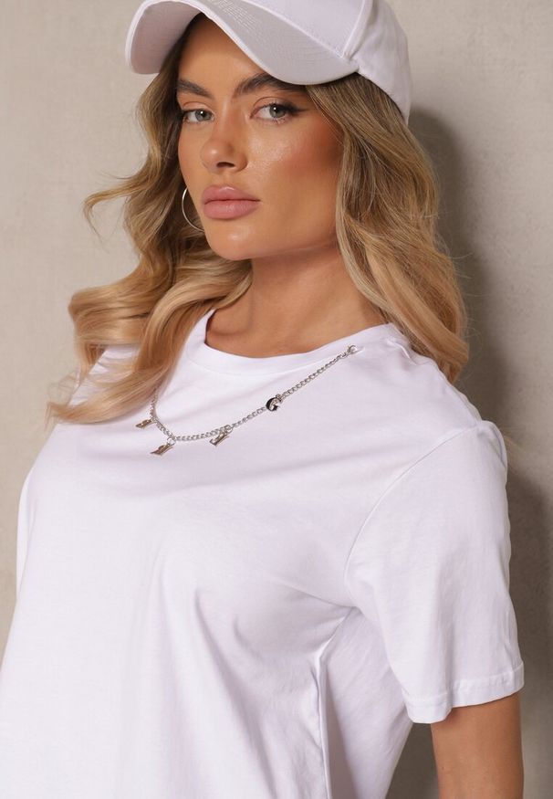 Renee - Biały T-shirt z Bawełny z Ozdobnym Łańcuszkiem Imitującym Naszyjnik Sohna. Okazja: na co dzień. Kolor: biały. Materiał: bawełna. Styl: klasyczny, casual