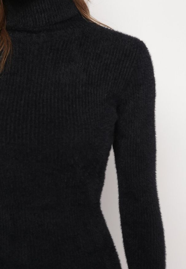 Born2be - Czarna Sweterkowa Puchata Sukienka Midi z Wełny z Golfem Sebhat. Typ kołnierza: golf. Kolor: czarny. Materiał: wełna. Długość: midi