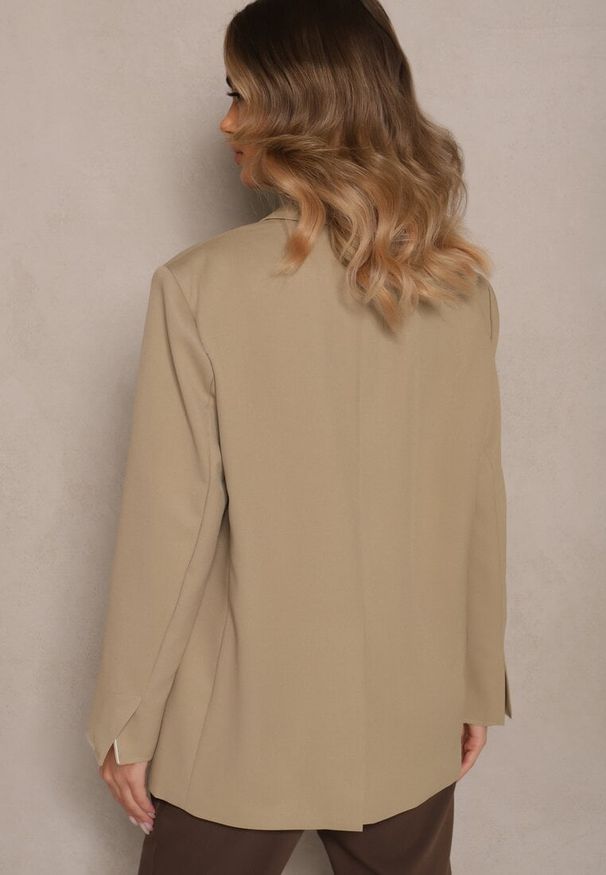 Renee - Beżowa Pudełkowa Marynarka Oversize o Dwurzędowym Fasonie z Dodatkowym Guzikiem Pasmira. Okazja: na co dzień. Kolor: beżowy. Materiał: jeans. Wzór: aplikacja. Styl: elegancki, casual