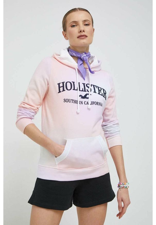 Hollister Co. bluza damska kolor różowy z kapturem wzorzysta. Okazja: na co dzień. Typ kołnierza: kaptur. Kolor: różowy. Materiał: dzianina. Wzór: aplikacja. Styl: casual