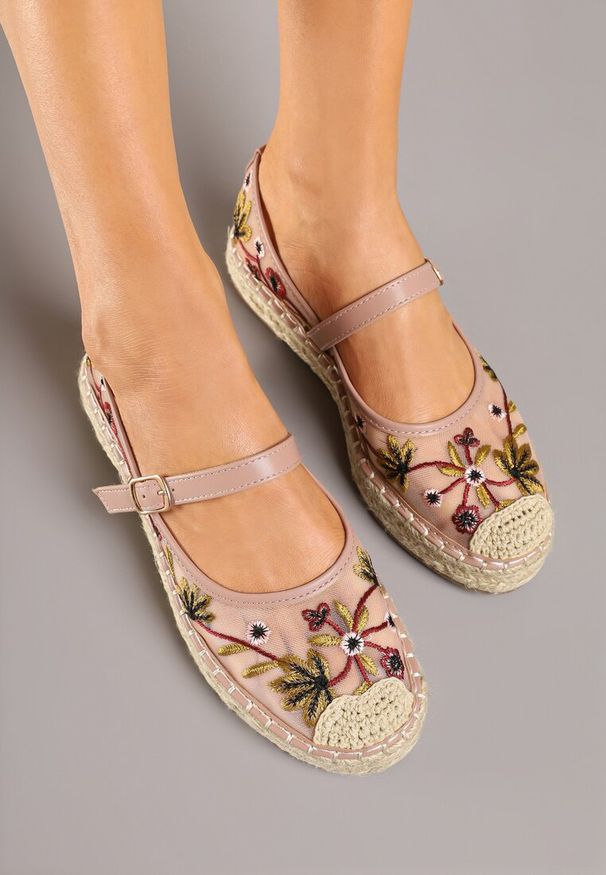 Renee - Różowe Espadryle z Siateczki na Plecionej Podeszwie Zdobione Haftem Evelritia. Okazja: na co dzień. Zapięcie: pasek. Kolor: różowy. Materiał: jeans, materiał. Wzór: haft, aplikacja. Styl: elegancki, casual