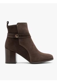 Ryłko - Brązowe botki ze skóry welurowej. Zapięcie: zamek. Kolor: brązowy. Szerokość cholewki: normalna. Wysokość cholewki: za kostkę. Materiał: skóra, welur. Sezon: jesień, wiosna. Obcas: na obcasie. Styl: klasyczny, elegancki, street. Wysokość obcasa: średni #1