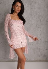 Renee - Różowa Dopasowana Sukienka VICES Zdobiona Cekinami i Wiązaniem Alethrolphi. Okazja: na imprezę. Kolor: różowy. Wzór: aplikacja. Styl: klasyczny, elegancki #1