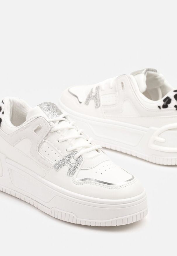 Renee - Białe Sneakersy na Tłoczonej Platformie z Geometrycznym Motywem Eloneo. Okazja: na co dzień. Kolor: biały. Materiał: jeans. Wzór: geometria. Obcas: na platformie