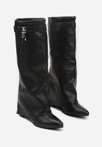 Born2be - Czarne Kozaki na Koturnie z Modnie Wywiniętą Cholewką z Klamrą Erisela. Zapięcie: klamry. Kolor: czarny. Materiał: jeans. Szerokość cholewki: normalna. Sezon: zima. Obcas: na koturnie. Styl: klasyczny, elegancki