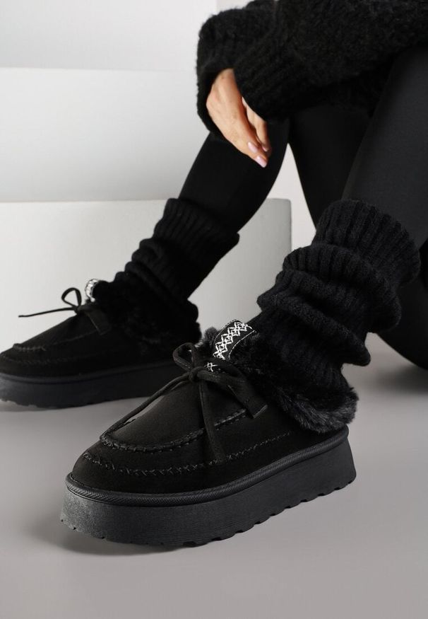 Renee - Czarne Rustykalne Śniegowce z Niską Cholewką Zdobione Futrem i Kokardą Tuspena. Okazja: do domu, na co dzień. Wysokość cholewki: przed kostkę. Kolor: czarny. Materiał: futro. Szerokość cholewki: normalna. Wzór: aplikacja. Sezon: zima. Styl: casual