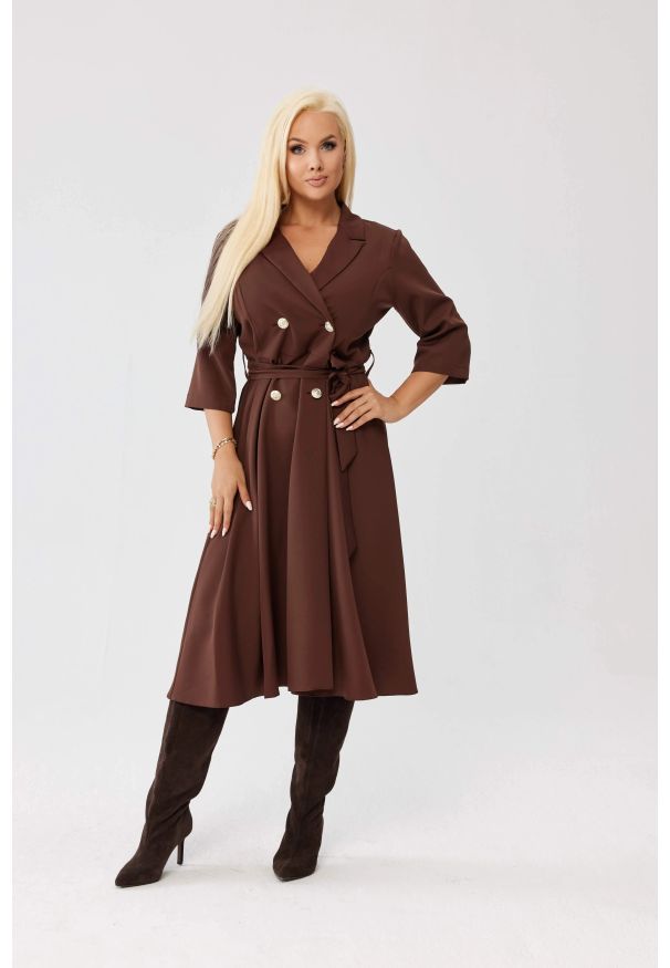 Moda Size Plus Iwanek - Elegancka żakietowa sukienka Marietta w czekoladowym kolorze OVERSIZE PLUS SIZE XXL. Okazja: na spotkanie biznesowe. Kolekcja: plus size. Kolor: brązowy. Materiał: tkanina, elastan, poliester, materiał. Typ sukienki: oversize, dla puszystych. Styl: elegancki