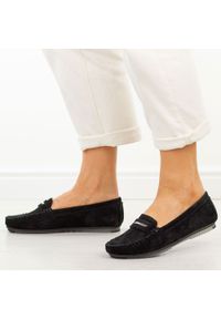 Czarne skórzane mokasyny damskie S.Barski 7029. Okazja: na co dzień, na spacer. Nosek buta: okrągły. Zapięcie: bez zapięcia. Kolor: czarny. Materiał: skóra, zamsz. Szerokość cholewki: normalna. Sezon: wiosna, lato, jesień. Styl: casual, klasyczny, elegancki #1