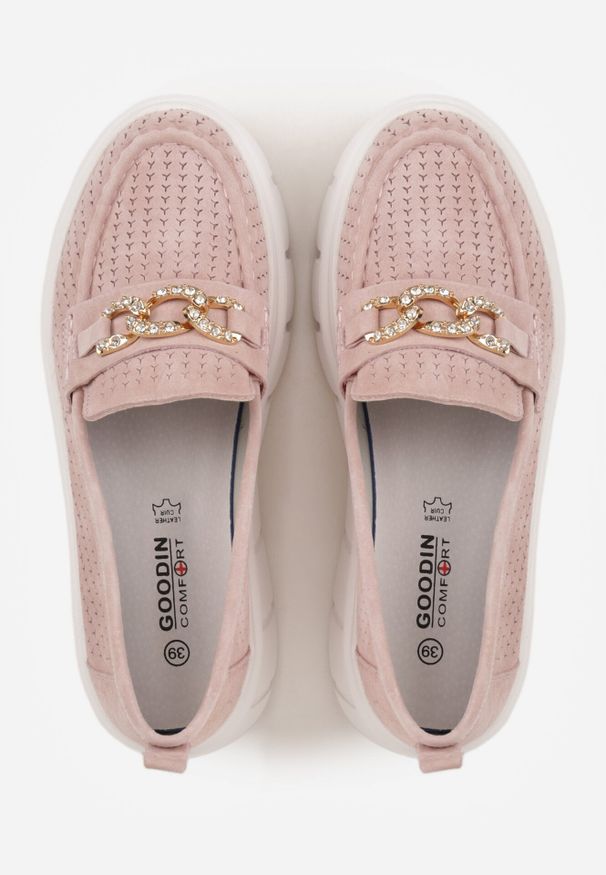 Born2be - Różowe Skórzane Mokasyny na Grubej Podeszwie Zdobione Perforacją i Łańcuszkiem Ariuk. Okazja: na co dzień, do pracy. Kolor: różowy. Materiał: skóra. Wzór: aplikacja. Styl: casual, elegancki