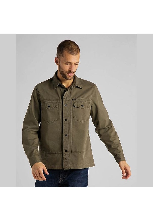 Lee - LEE MILITARY WORKER SHIRT MĘSKA KOSZULA MATERIAŁOWA REGULAR FIT OLIVE GREEN L66CTHNX. Materiał: materiał