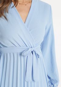 Born2be - Jasnoniebieska Sukienka Mesyre. Okazja: do pracy, na randkę. Typ kołnierza: dekolt w kształcie V. Kolor: niebieski. Materiał: materiał. Typ sukienki: kopertowe, plisowane. Długość: midi #7