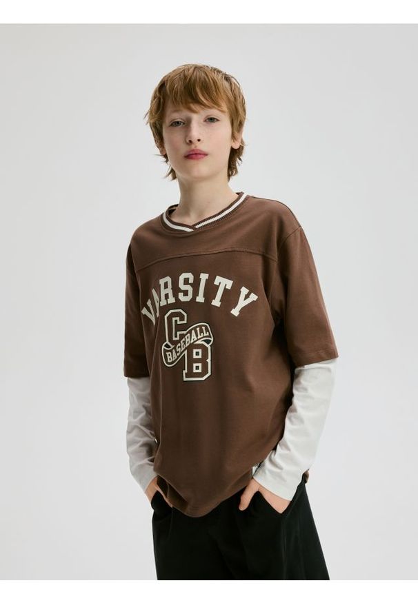 Reserved - Bawełniany longsleeve - brązowy. Kolor: brązowy. Materiał: bawełna. Długość rękawa: długi rękaw