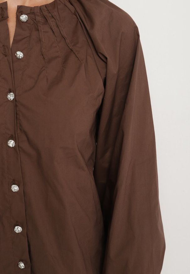 Born2be - Brązowa Marszczona Koszula Bawełniana w Stylu Retro z Biżuteryjnymi Guzikami Zenorae. Okazja: na co dzień. Typ kołnierza: bez kołnierzyka. Kolor: brązowy. Materiał: bawełna. Długość rękawa: długi rękaw. Długość: długie. Wzór: aplikacja. Styl: retro