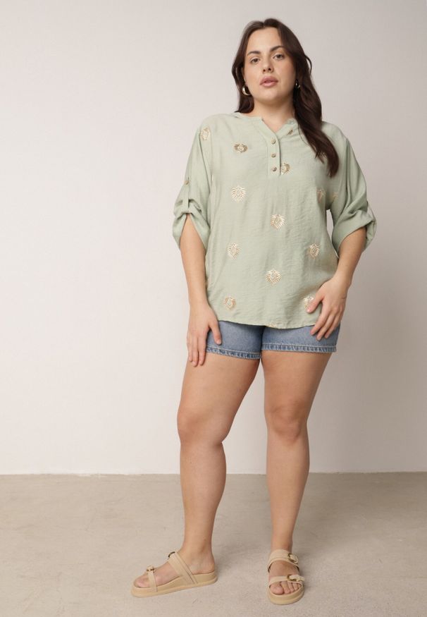 Born2be - Zielona Wiskozowa Koszula Boho z Haftem i Podpinanymi Rękawami 3/4 Cheridenah. Okazja: na co dzień. Kolekcja: plus size. Kolor: zielony. Materiał: wiskoza. Wzór: haft. Styl: boho