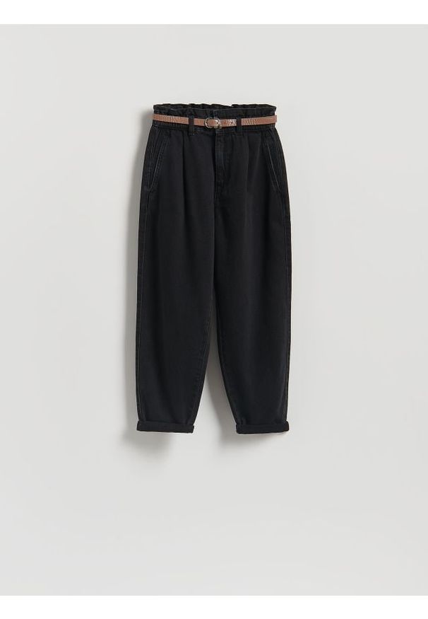 Reserved - Jeansy paperbag z paskiem - czarny. Kolor: czarny