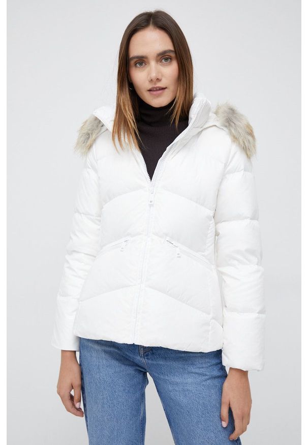 Calvin Klein kurtka puchowa damska kolor biały zimowa. Okazja: na co dzień. Kolor: biały. Materiał: puch. Sezon: zima. Styl: casual