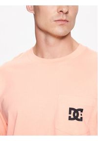 DC T-Shirt Star Pocket ADYZT05043 Pomarańczowy Regular Fit. Kolor: pomarańczowy. Materiał: bawełna