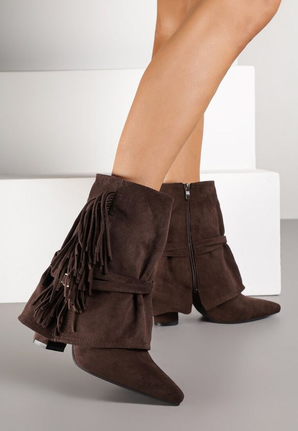 Renee - Ciemnobrązowe Botki Boho z Cholewką Imitującą Nogawkę i Frędzlami Zaslie. Okazja: na co dzień, na imprezę. Kolor: brązowy. Materiał: jeans, skóra. Szerokość cholewki: normalna. Obcas: na obcasie. Styl: boho. Wysokość obcasa: średni