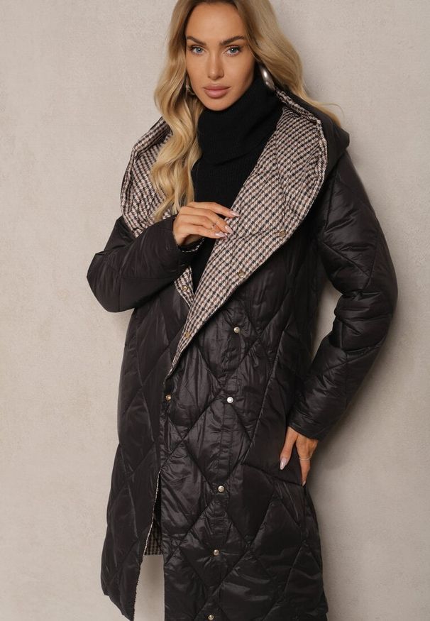 Renee - Czarna Kurtka z Pikowanymi Przeszyciami i Kapturem z Ozdobną Podszewką w Kratkę Innalin. Okazja: na co dzień. Kolor: czarny. Materiał: jeans. Wzór: kratka. Styl: elegancki, casual