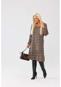 Moda Size Plus Iwanek - Wiskozowa sukienka Ines z geometrycznym wzorem i falbanką PLUS SIZE XXL OVERSIZE JESIEŃ. Okazja: do pracy, na co dzień. Kolekcja: plus size. Materiał: wiskoza. Długość rękawa: długi rękaw. Wzór: geometria. Sezon: jesień. Typ sukienki: oversize, dla puszystych. Styl: casual, elegancki #1