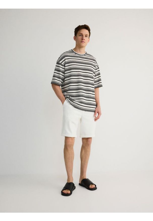 Reserved - Szorty regular fit - złamana biel. Materiał: bawełna, dzianina