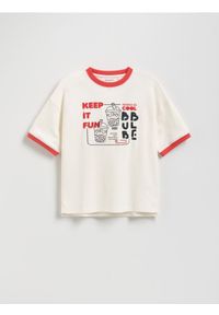 Reserved - T-shirt z nadrukiem - złamana biel. Materiał: dzianina, bawełna. Wzór: nadruk