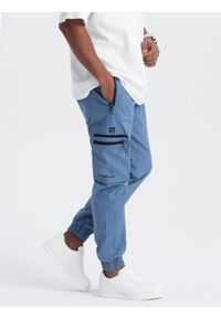 Ombre Clothing - Spodnie męskie JOGGERY z odstającymi i zapinanymi kieszeniami cargo - niebieskie V7 - Rozmiar: L. Kolor: niebieski. Materiał: guma, tkanina, elastan, bawełna. Wzór: nadruk #12
