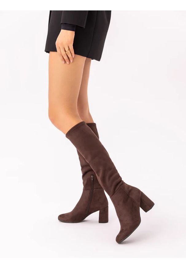 Ryłko - Brązowe elastyczne kozaki na słupku. Nosek buta: okrągły. Zapięcie: zamek. Kolor: brązowy. Materiał: syntetyk. Szerokość cholewki: normalna. Obcas: na słupku. Styl: elegancki. Wysokość obcasa: średni