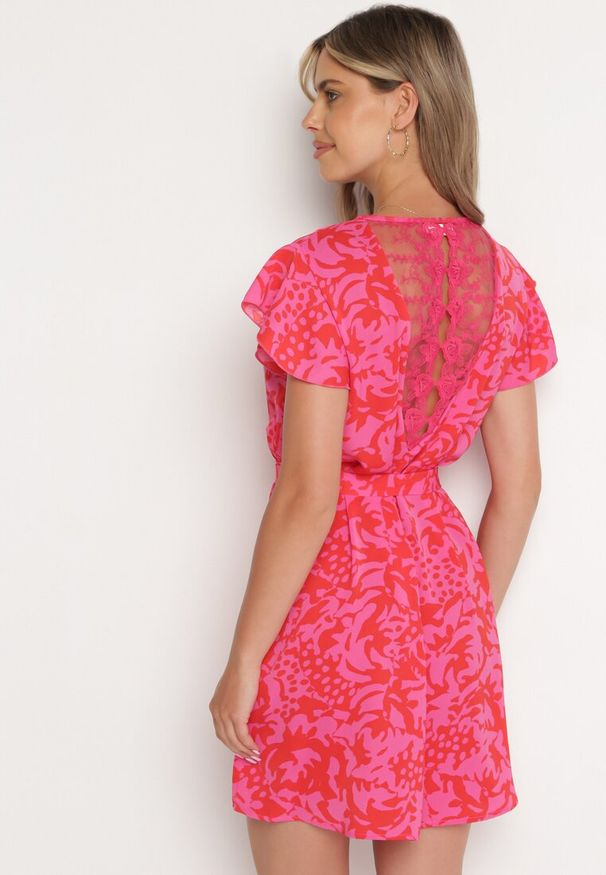 Born2be - Fuksjowa Sukienka z Krótkim Rękawem Ozdobiona Siateczką przy Dekolcie z Materiałowym Paskiem Meada. Kolor: różowy. Materiał: materiał. Długość rękawa: krótki rękaw. Wzór: aplikacja. Typ sukienki: dopasowane. Styl: elegancki