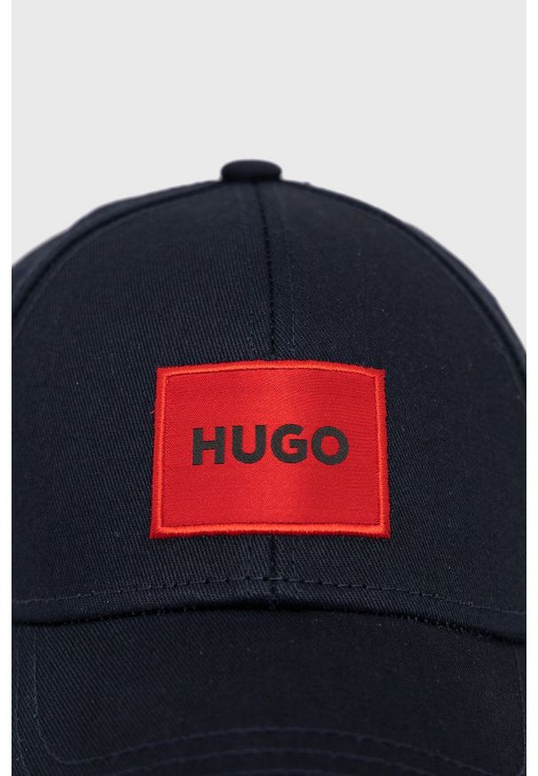 Hugo - HUGO czapka bawełniana kolor granatowy z aplikacją. Kolor: niebieski. Materiał: bawełna. Wzór: aplikacja