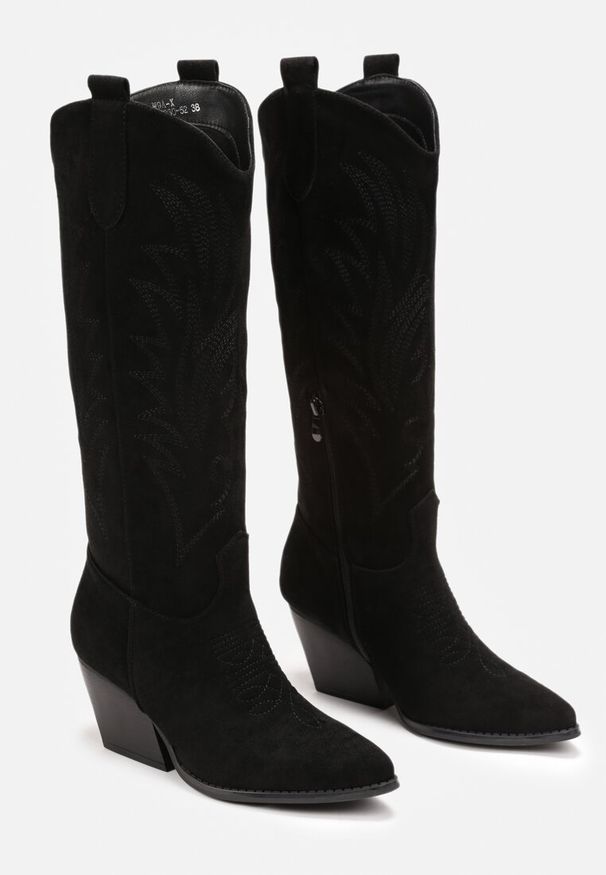 Renee - Czarne Kozaki Kowbojki na Skośnym Słupku z Haftami Vaelissa. Okazja: na co dzień. Kolor: czarny. Materiał: jeans. Wzór: haft. Obcas: na słupku. Styl: casual, elegancki, wizytowy. Wysokość obcasa: średni