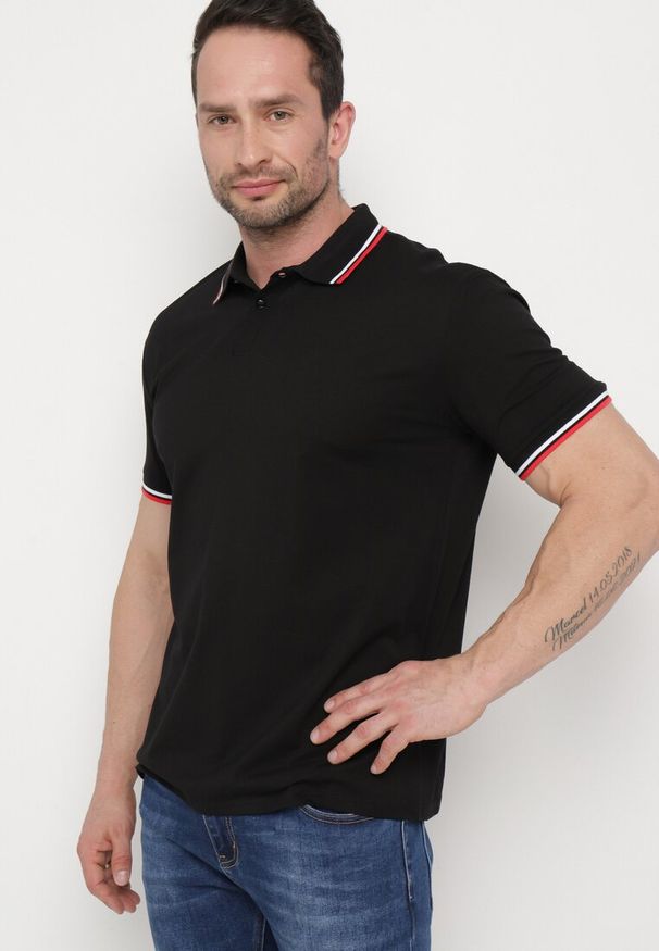 Born2be - Czarna Koszulka o Fasonie Polo z Guzikami Timarie. Okazja: na spotkanie biznesowe. Typ kołnierza: polo. Kolor: czarny. Materiał: dresówka. Styl: elegancki, biznesowy, klasyczny