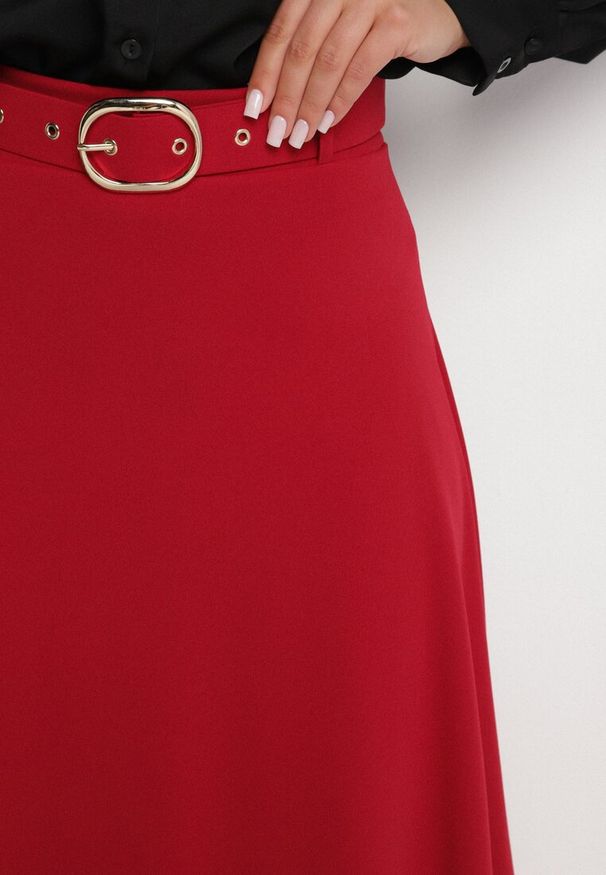 Born2be - Bordowa Rozkloszowana Spódnica z Wysokim Stanem Ozdobiona Paskiem z Klamrą Lobir. Okazja: na co dzień. Stan: podwyższony. Kolor: czerwony. Materiał: jedwab. Wzór: aplikacja. Styl: casual, elegancki