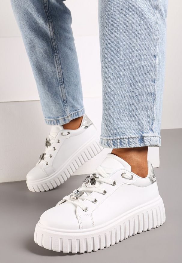 Renee - Biało-Srebrne Sneakersy na Platformie Ozdobione Metaliczną Wstawką i Aplikacjami z Cyrkonii Qulina. Nosek buta: okrągły. Zapięcie: sznurówki. Kolor: biały. Materiał: materiał. Wzór: aplikacja. Obcas: na platformie. Wysokość obcasa: średni