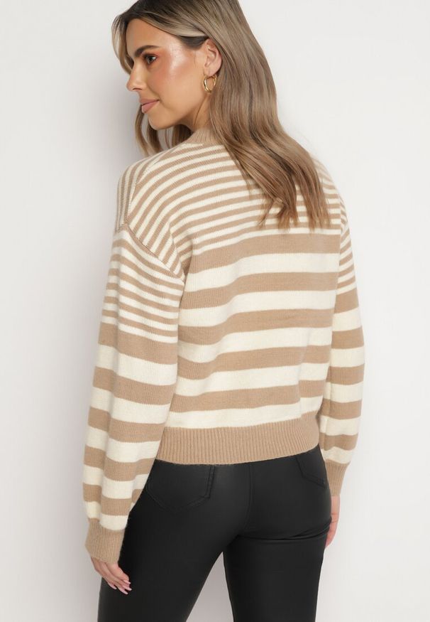 Born2be - Beżowy Sweter w Paski z Okrągłym Dekoltem Hussa. Kolor: beżowy. Materiał: dzianina. Długość rękawa: długi rękaw. Długość: długie. Wzór: paski