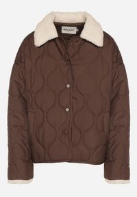 Born2be - Brązowa Koszulowa Kurtka Pikowana z Futerkowym Kołnierzem Seruna. Okazja: na spacer. Typ kołnierza: golf. Kolor: brązowy. Materiał: dzianina, jeans. Styl: klasyczny #6