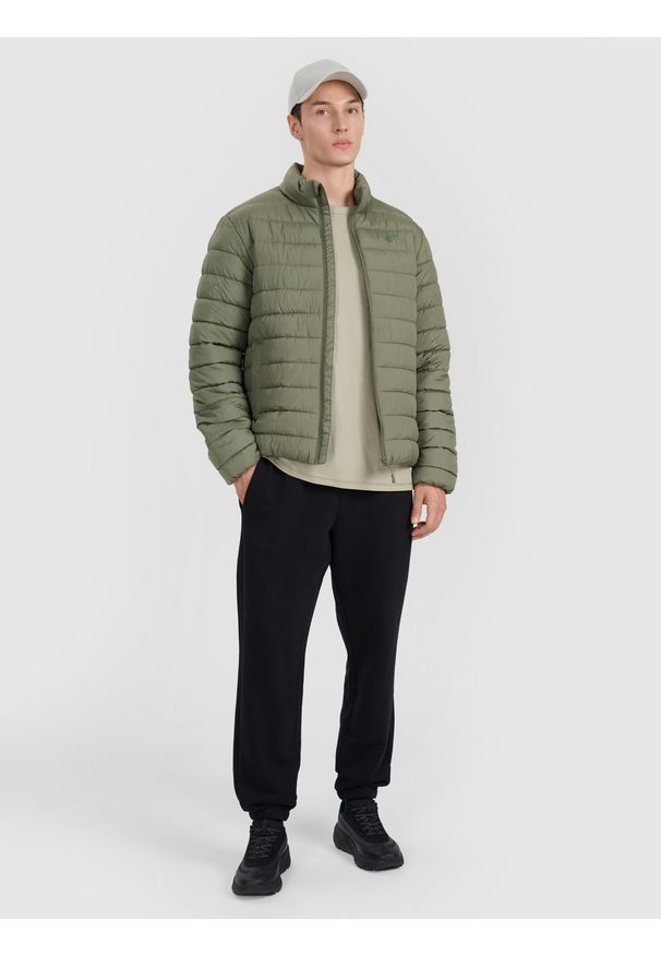 4f - 4F Kurtka puchowa z wypełnieniem syntetycznym męska - khaki 3XL. Okazja: na co dzień. Typ kołnierza: kołnierzyk stójkowy. Kolor: brązowy, oliwkowy, wielokolorowy. Materiał: puch, syntetyk. Długość: długie. Styl: sportowy, elegancki, klasyczny, casual