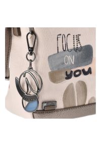 Torebka damska Anekke, z efektownym nadrukiem i metalowym logo zapinana na suwak, beżowa, 42743-184. Kolor: beżowy. Wzór: nadruk. Styl: casual, elegancki, klasyczny. Rodzaj torebki: na ramię #4