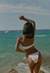 Renee - Białe 3-Częściowe Bikini Stanik i Majtki z Aplikacjami Kwiatów Pareo z Siateczki Irisel. Kolor: biały. Wzór: aplikacja, kwiaty #7