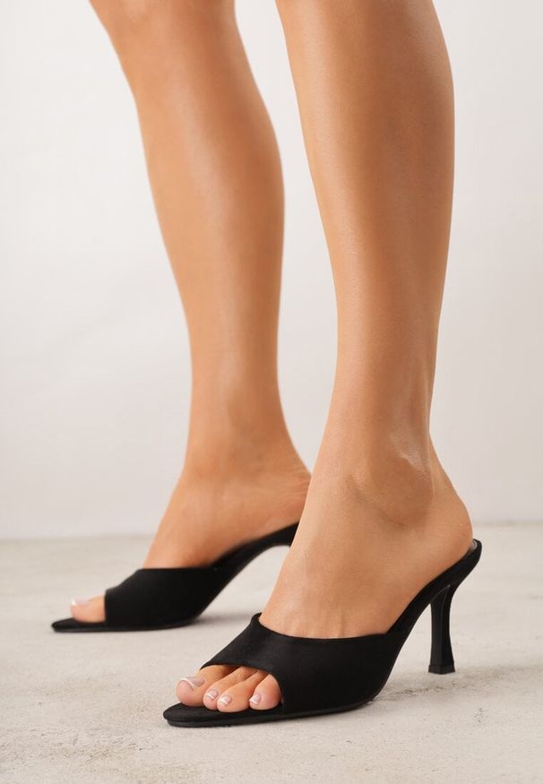 Renee - Czarne Klapki na Szpilce z Imitacji Zamszu z Noskiem Peep Toe Merissaura. Nosek buta: otwarty. Kolor: czarny. Materiał: zamsz. Obcas: na szpilce