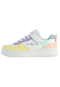 skechers - Buty do chodzenia dla dzieci Skechers Sport Court 92. Kolor: biały, wielokolorowy. Materiał: materiał, syntetyk. Szerokość cholewki: normalna. Model: Skechers Sport. Sport: turystyka piesza