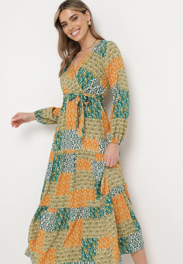 Born2be - Zielono-Żółta Wiskozowa Sukienka z Kopertowym Dekoltem z Gumką w Pasie i Materiałowym Paskiem Fulina. Okazja: na co dzień. Typ kołnierza: dekolt w serek. Kolor: zielony. Materiał: wiskoza, materiał. Długość rękawa: długi rękaw. Typ sukienki: kopertowe. Styl: boho, klasyczny, casual